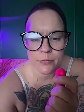 Snapshot of quinnmariexo chatting on June 11, 2:33 am quinnmariexo online show from June 11, 2:33 am