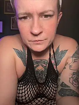 Snapshot of quinnmariexo chatting on July 23, 7:23 pm quinnmariexo online show from July 23, 7:23 pm