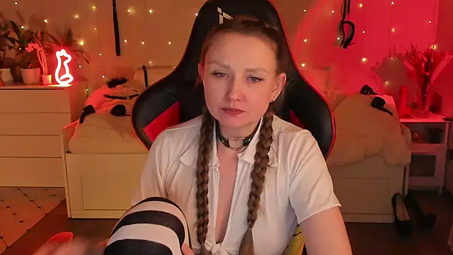 Snapshot of desperatehousewife__ chatting on March 8, 3:28 am desperatehousewife online show from March 8, 3:28 am