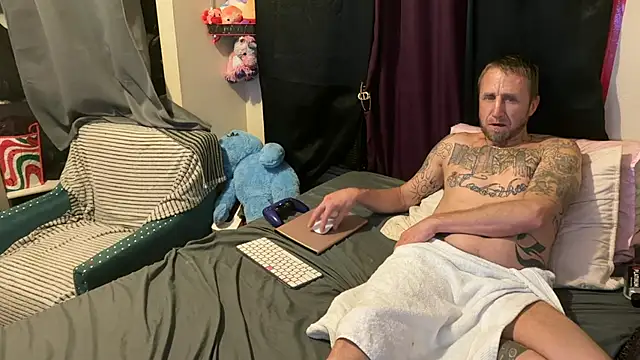 Snapshot of SexyDaddy303666 chatting on March 21, 4:17 am SexyDaddy303666 online show from March 21, 4:17 am