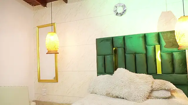 SaraWilliamss  online show from March 29, 8:25 am