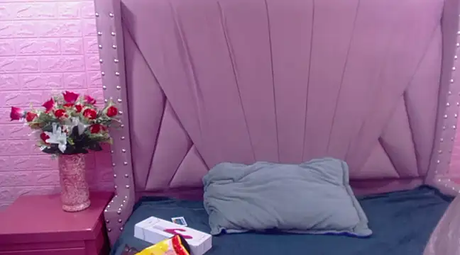 Snapshot of MelodySweett chatting on December 17, 2:55 am MelodySweett online show from December 17, 2:55 am