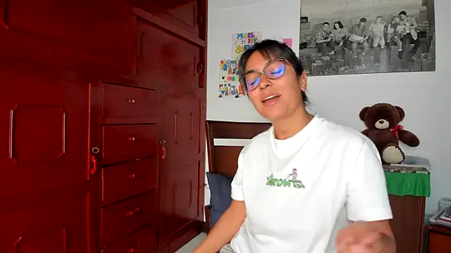 Snapshot of Isabellaa22_1 chatting on December 3, 3:33 pm Isabellaa22 1 online show from December 3, 3:33 pm