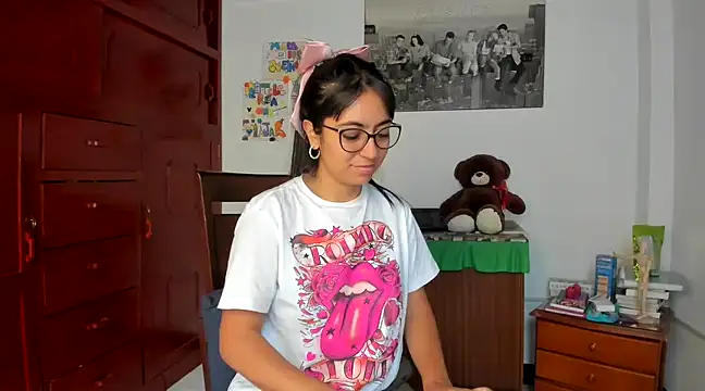 Snapshot of Isabellaa22_1 chatting on December 23, 1:45 pm Isabellaa22 1 online show from December 23, 1:45 pm