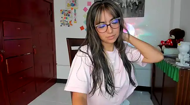 Snapshot of Isabellaa22_1 chatting on February 5, 4:03 pm Isabellaa22 1 online show from February 5, 4:03 pm