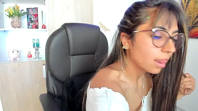 Snapshot of Isabellaa22_1 chatting on February 18, 6:58 pm Isabellaa22 1 online show from February 18, 6:58 pm