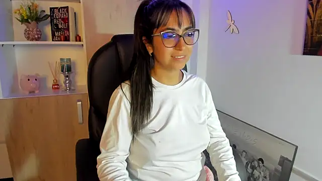 Snapshot of Isabellaa22_1 chatting on February 19, 3:06 am Isabellaa22 1 online show from February 19, 3:06 am