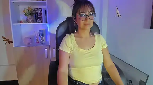 Snapshot of Isabellaa22_1 chatting on March 19, 10:31 pm Isabellaa22 1 online show from March 19, 10:31 pm