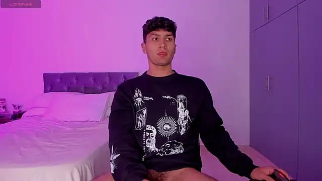 Snapshot of Valerio_James7 chatting on February 11, 3:40 am Valerio James7 online show from February 11, 3:40 am