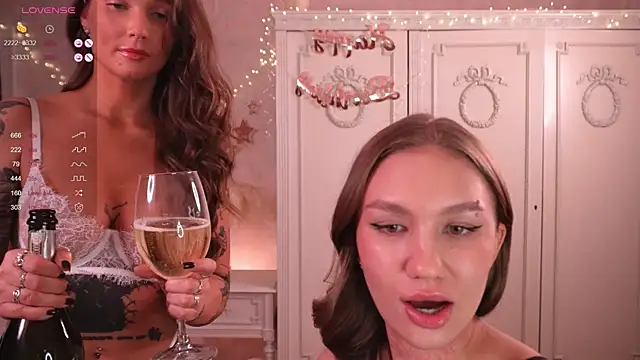 Snapshot of Shadowladyy chatting on December 18, 5:31 pm Shadowladyy online show from December 18, 5:31 pm