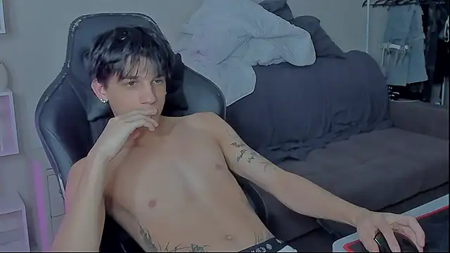 Snapshot of MarkBrowniii chatting on December 4, 10:57 am MarkBrowniii online show from December 4, 10:57 am