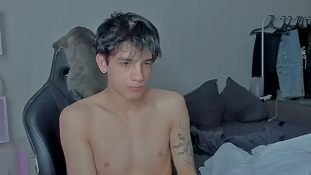 Snapshot of MarkBrowniii chatting on December 6, 8:40 pm MarkBrowniii online show from December 6, 8:40 pm