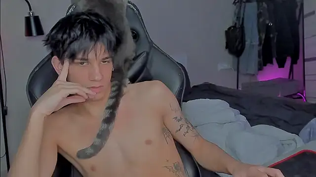 Snapshot of MarkBrowniii chatting on January 24, 11:04 am MarkBrowniii online show from January 24, 11:04 am