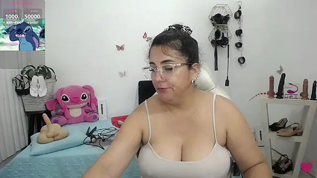 Snapshot of mom_hot__ chatting on June 15, 5:59 pm mom hot online show from June 15, 5:59 pm