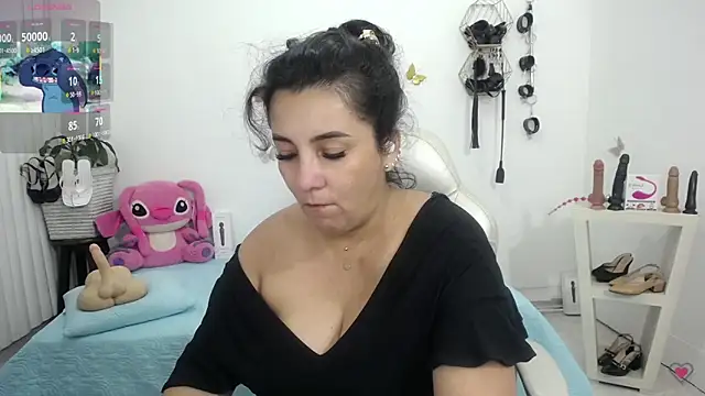 Snapshot of mom_hot__ chatting on June 18, 1:04 pm mom hot online show from June 18, 1:04 pm