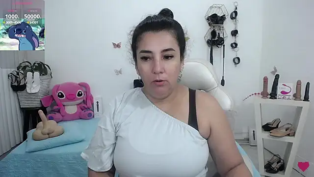 Snapshot of mom_hot__ chatting on June 19, 12:53 pm mom hot online show from June 19, 12:53 pm