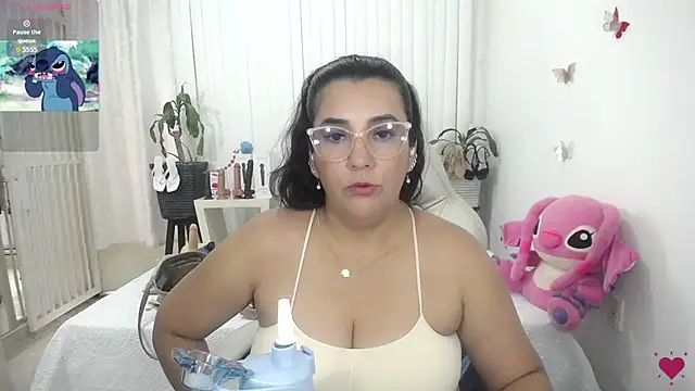 Snapshot of mom_hot__ chatting on July 6, 10:34 pm mom hot online show from July 6, 10:34 pm