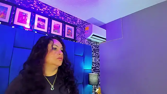 Snapshot of hanny_milf chatting on November 8, 11:43 am hanny milf online show from November 8, 11:43 am