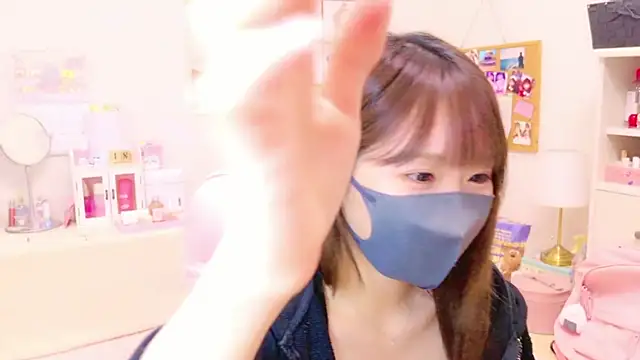 Snapshot of Yui-Ch chatting on December 18, 1:45 pm Yui-Ch online show from December 18, 1:45 pm