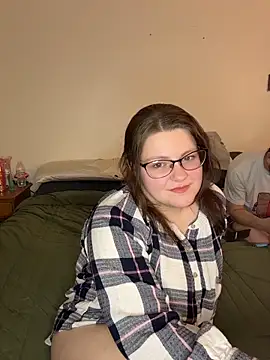 Snapshot of sexybee124 chatting on April 10, 4:17 am sexybee124 online show from April 10, 4:17 am