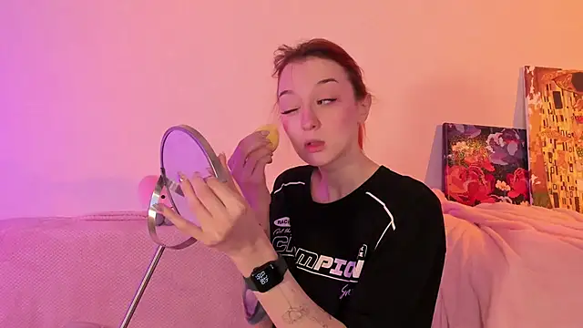 Snapshot of CrystalRey chatting on February 13, 4:22 am CrystalRey online show from February 13, 4:22 am