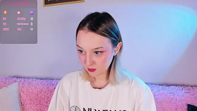 Snapshot of CrystalRey chatting on November 4, 8:24 am CrystalRey online show from November 4, 8:24 am