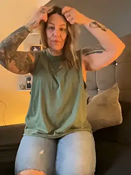 Snapshot of blondebitch2 chatting on January 21, 1:32 pm blondebitch2 online show from January 21, 1:32 pm