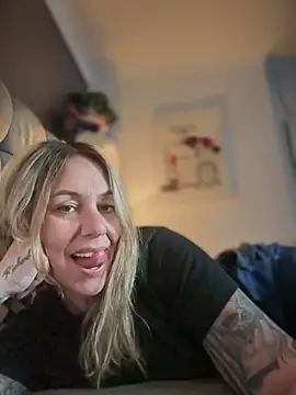 Snapshot of blondebitch2 chatting on March 3, 5:18 pm blondebitch2 online show from March 3, 5:18 pm