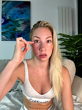 Snapshot of LuisaBecker chatting on October 23, 3:55 pm LuisaBecker online show from October 23, 3:55 pm