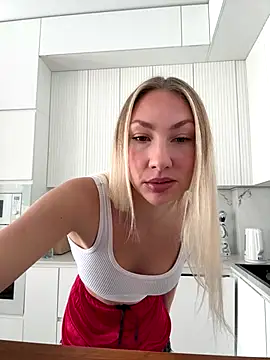 Snapshot of LuisaBecker chatting on December 20, 11:17 am LuisaBecker online show from December 20, 11:17 am