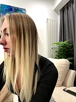 Snapshot of LuisaBecker chatting on December 21, 1:40 pm LuisaBecker online show from December 21, 1:40 pm