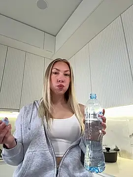 Snapshot of LuisaBecker chatting on January 9, 9:45 am LuisaBecker online show from January 9, 9:45 am