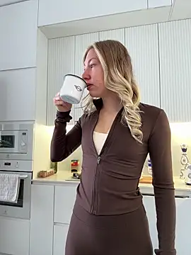 Snapshot of LuisaBecker chatting on January 19, 9:57 am LuisaBecker online show from January 19, 9:57 am