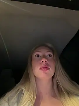 Snapshot of LuisaBecker chatting on February 2, 8:18 pm LuisaBecker online show from February 2, 8:18 pm