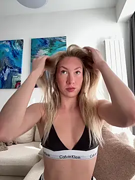 Snapshot of LuisaBecker chatting on February 21, 11:00 am LuisaBecker online show from February 21, 11:00 am