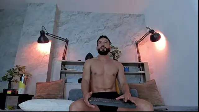 Snapshot of bruno_woods chatting on December 17, 8:26 pm bruno woods online show from December 17, 8:26 pm