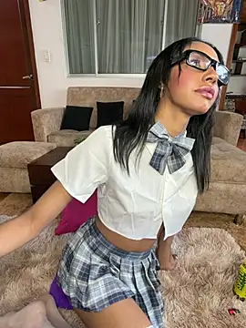 Snapshot of xenia_golden chatting on July 27, 2:13 pm xenia golden online show from July 27, 2:13 pm