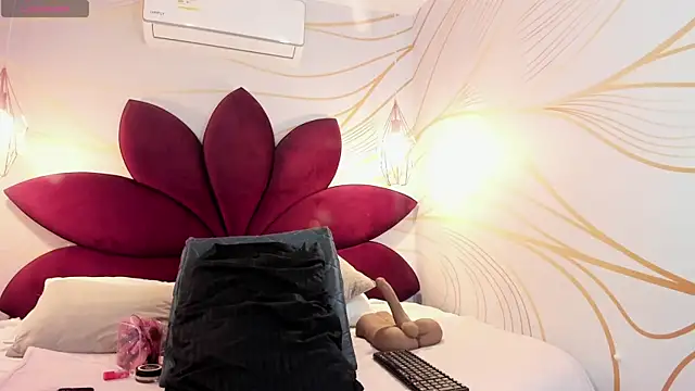 Snapshot of Alice_simpson1 chatting on February 13, 12:00 pm Alice simpson1 online show from February 13, 12:00 pm