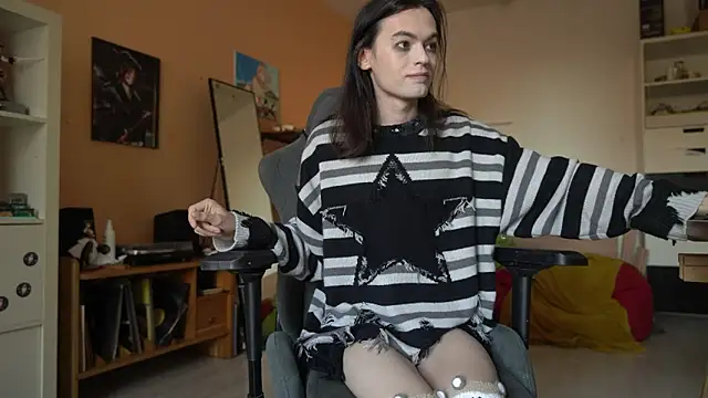 Snapshot of MagicFemboy chatting on August 5, 7:11 am MagicFemboy online show from August 5, 7:11 am