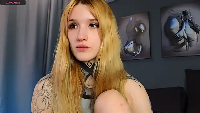 Snapshot of SophieInkk chatting on March 3, 9:05 pm SophieInkk online show from March 3, 9:05 pm