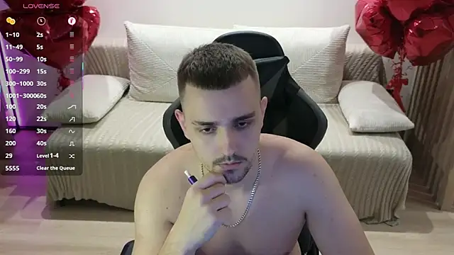 Snapshot of Larstar01 chatting on November 6, 12:22 am Larstar01 online show from November 6, 12:22 am