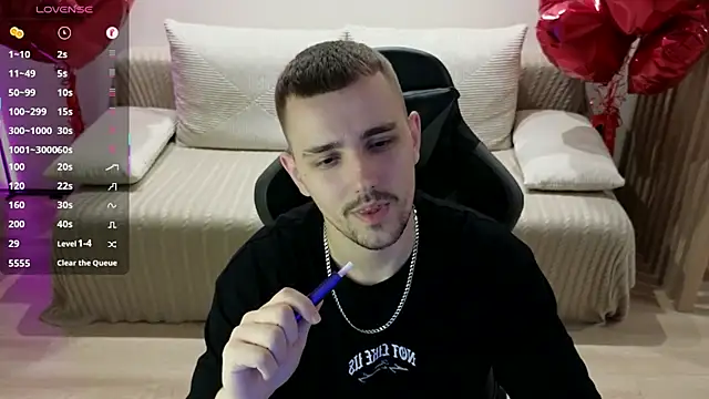 Snapshot of Larstar01 chatting on November 18, 9:08 pm Larstar01 online show from November 18, 9:08 pm