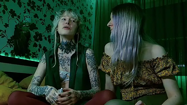 Snapshot of Littlespacemouse chatting on December 2, 8:11 pm Littlespacemouse online show from December 2, 8:11 pm