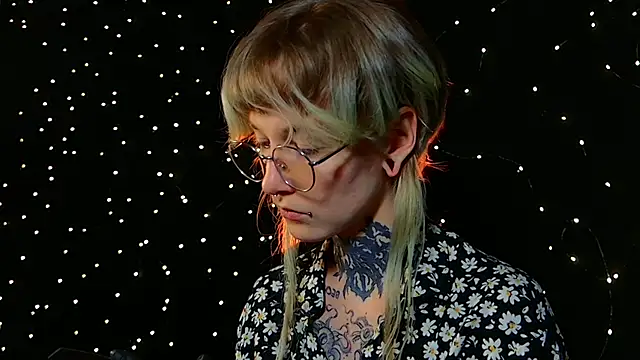 Snapshot of Littlespacemouse chatting on December 22, 5:01 am Littlespacemouse online show from December 22, 5:01 am