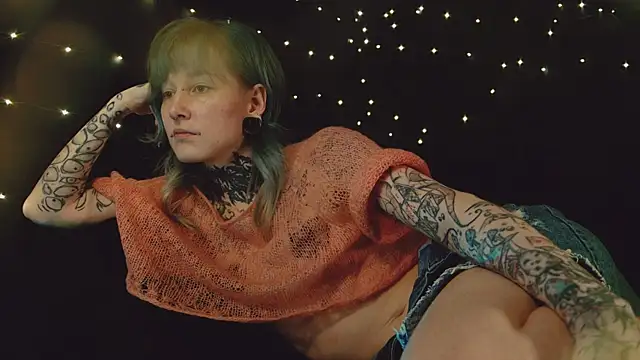 Snapshot of Littlespacemouse chatting on December 13, 8:36 pm Littlespacemouse online show from December 13, 8:36 pm