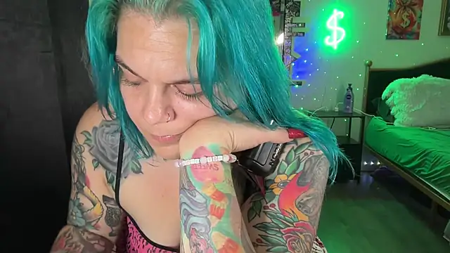 Snapshot of CherryBombBomb chatting on November 3, 3:19 am CherryBombBomb online show from November 3, 3:19 am