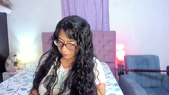 Latinabombsheell online show from June 29, 5:35 am