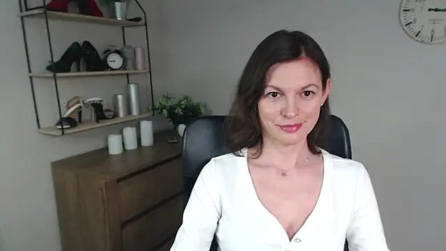 VivianWILD online show from February 13, 1:15 pm