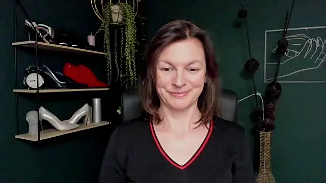 VivianWILD online show from March 17, 3:40 pm