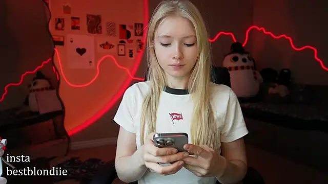 Snapshot of bestblonde chatting on January 17, 5:19 pm bestblonde online show from January 17, 5:19 pm